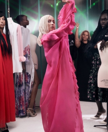 Рождество, которое мы заслужили: Универмаг Selfridges представил крутейшее видео с участием звезд