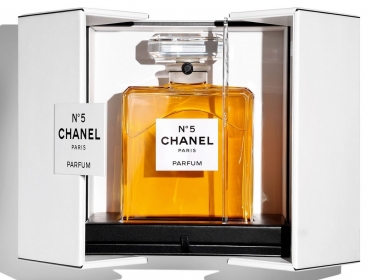 В честь легендарного N°5: Chanel Beauty выпустили праздничный календарь
