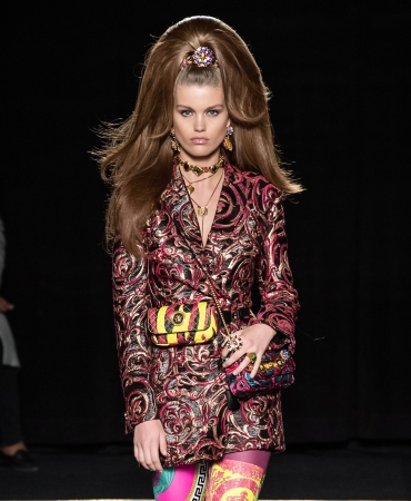 Донателла Версаче вернулась к истокам в показе Versace Pre-Fall 2019