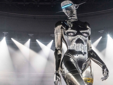 Гигантский робот захватил подиум на шоу Dior Pre-Fall 2019