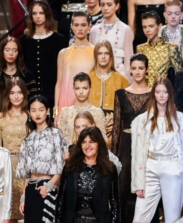 Вирджини Виар представила коллекцию Chanel «Métiers d’Art» и воссоздала легендарную квартиру Коко