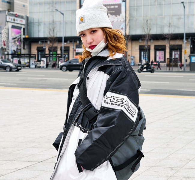 Впечатляющий Street Style на Неделе моды в Сеуле: Смелая графика, энергичный цвет и лучшие бренды