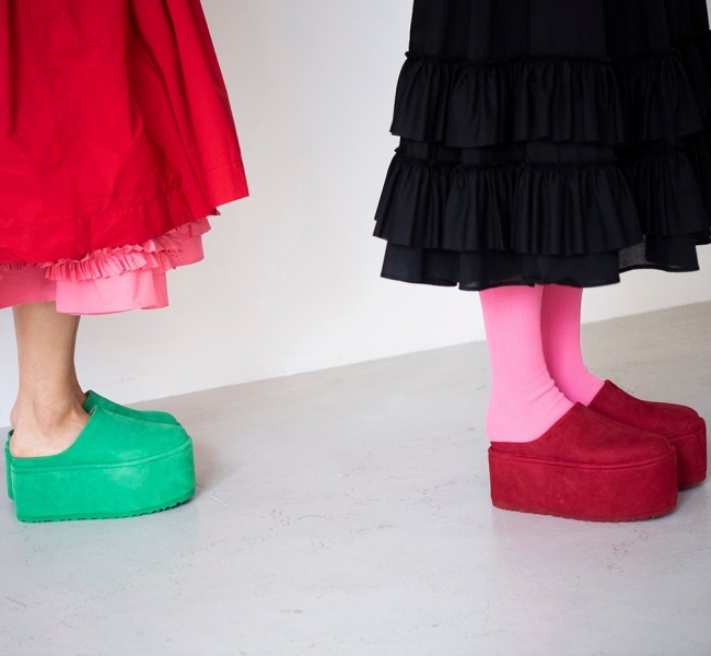 Тренд недели: Кучерявые тапочки и гигантские мюли от UGG и Молли Годдард