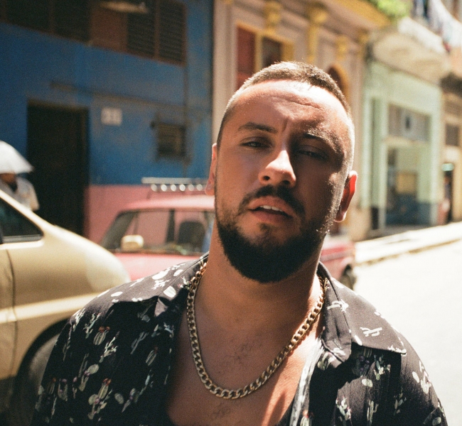 MONATIK «Каждый раз» новым клипом возвращает в лето