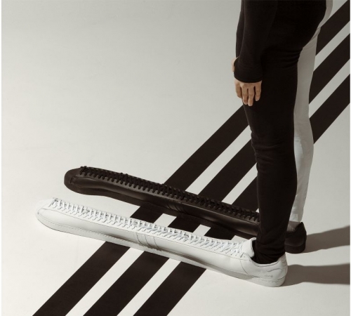 Рэпер Томми Кэш и adidas создали самые длинные кроссовки в мире