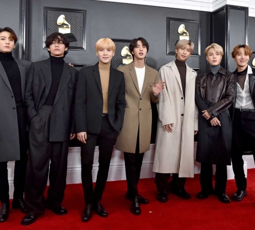 BTS стали первой азиатской группой, которая появилась на обложке легендарного 'Rolling Stone'