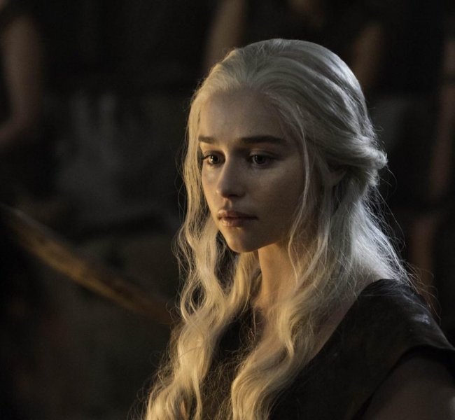 «Я попросила медицинский персонал дать мне умереть»: Звезда «Игры престолов» Эмилия Кларк открыла секрет о том, как боролась со смертью и продолжала работать