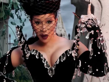 Украинка Таню Муиньо сняла клип рэп-королеве Cardi B. В нём хоронят 2020-й