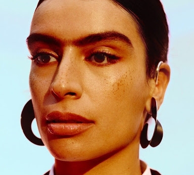 Великолепная ирано-голландская певица Sevdaliza выпустила песню-протест против войны