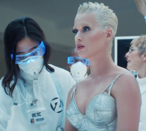 Искусственный интеллект и неразделенная любовь в новом клипе Кэти Перри