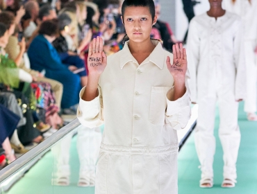 Опять обвинения: На показе Gucci SS2020 модель Айеша Тан Джонс устроила несанкционированную акцию протеста