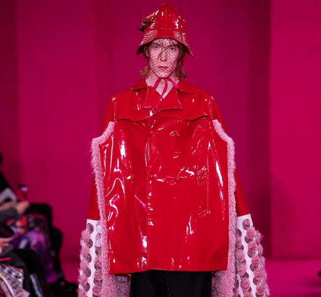 Сюрреализм, обувь-гибрид и незаконченный кутюр в новой коллекции Maison Margiela