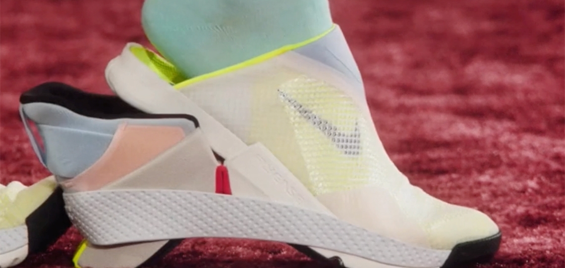 Nike взорвали сети новой моделью кроссовок. Их можно обувать «без рук»