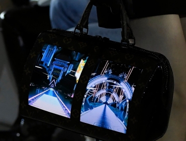 #Будущее_Наступило: Louis Vuitton представили смартфон-сумки с экранами