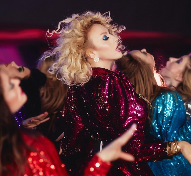 Эстетика 90-х в новом клипе Поляковой