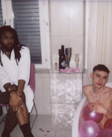 Послеконцертное похмелье: Избиение плюшевого медведя в новом видео Years & Years