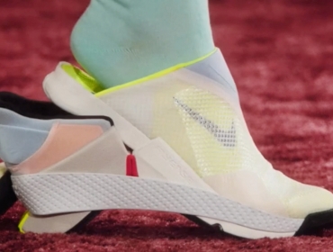 Nike взорвали сети новой моделью кроссовок. Их можно обувать «без рук»