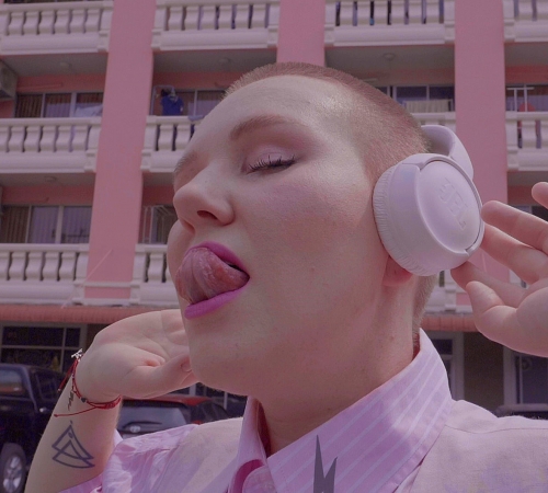 «Я не хожу на тусовочки»: GROZA представила новый клип «Интроверт»