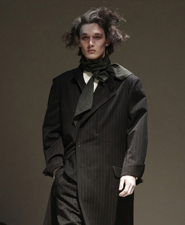 Yohji Yamamoto FW22 представляет готическое фэнтези для диккенсовского парня