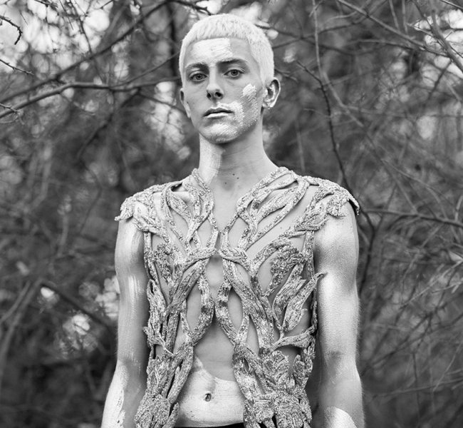 Великолепный модерн и утонченные мужчины в лукбуке новой коллекции Alexander McQueen