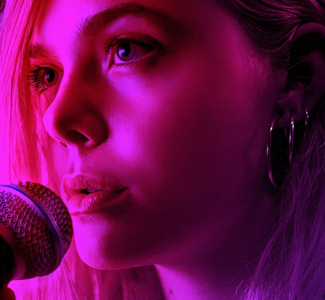 Актриса Эль Фэннинг исполняет саундтрек фильма «За мечтой» о современной Золушке