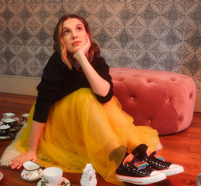 Кеды, которые сделают вас счастливее: Милли Бобби Браун и Converse представляют яркую и сладкую коллаборацию