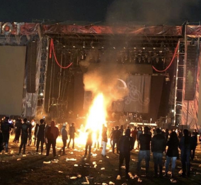 Как нельзя вести себя на концертах. И вообще нигде: На фестивале Knotfest взбешенная толпа уничтожила инструменты Slipknot и Evanescence