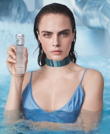 Кара Делевінь перетворюється на шикарну еко-активістку з екологічною кампанією для обличчя