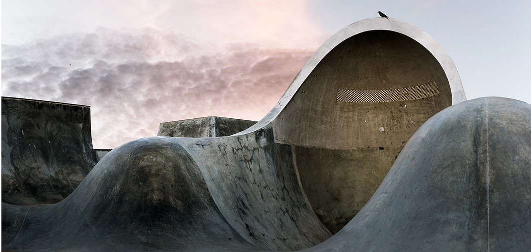 Танец форм и бетона: Фотограф Амир Заки исследует завораживающие скейтпарки Калифорнии