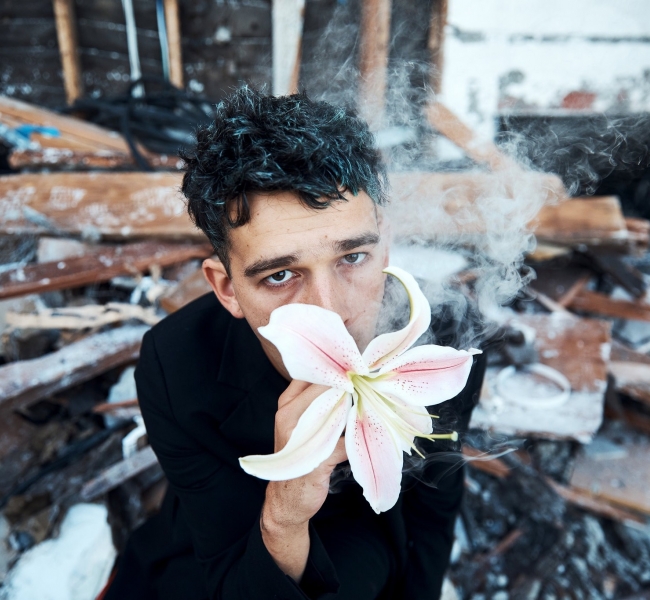 Британская группа The 1975 представила сюрреалистическое ретро-видео