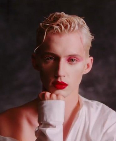 Troye Sivan в экстравагантном клипе о гендерном равенстве