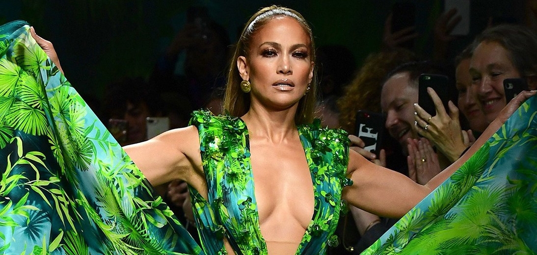Versace подает в суд на масс-маркет-бренд Fashion Nova за копирование «того самого платья» Дженнифер Лопес