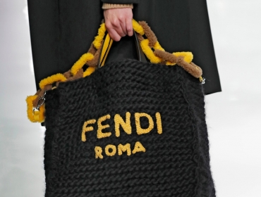 Гигантские, миниатюрные, странные: Оцените выдающуюся коллекцию сумок Fendi FW20