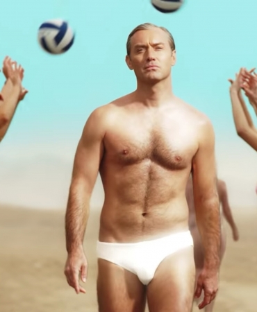 Сладкий, как пахлава на пляже: Джуд Лоу и девушки в обмороке в трейлере сериала "Новый Папа"