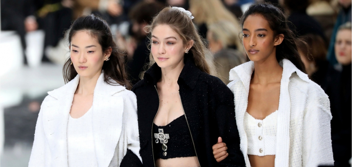 Женская дружба и носибельные вещи на показе Chanel FW20