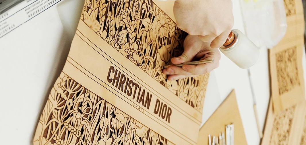 Посмотрите, как создается эксклюзивная скульптурная кожаная сумка Dior Book Tote Bag