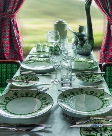 Специально для съёмок: Уэс Андерсон декорировал потрясающий вагон поезда 1950-х годов