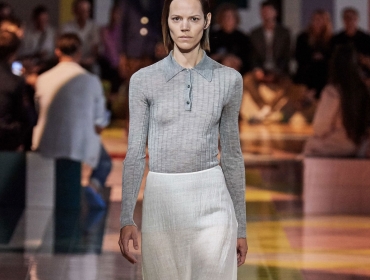 «О власти женщин над одеждой»: Prada представили универсальную коллекцию SS20 в Милане