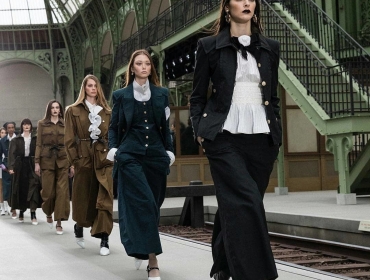 Самостоятельный круиз: Виржини Виар представила свою дебютную коллекцию Chanel