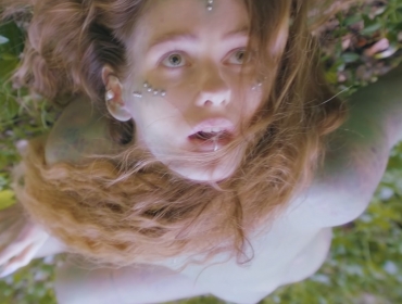 «Ангельский движ» или эльфийский эротически-сюрреалистический сон: Луна выпустила новый клип «Золотые лепестки»