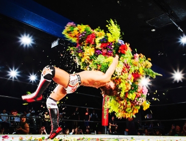 Художник Азума Макото фотографирует мужчин с цветами в самых неожиданных ситуациях. И это невыносимо прекрасно!