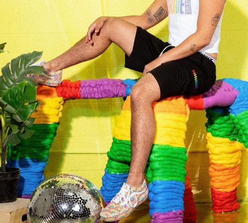 Vans придает своим классическим силуэтам радужные оттенки в месяц Pride
