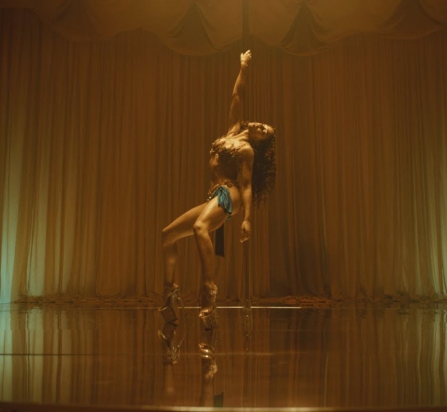 Роскошный танец на пилоне и сюрреалистическое чудовище в новом потрясающем видео FKA twigs
