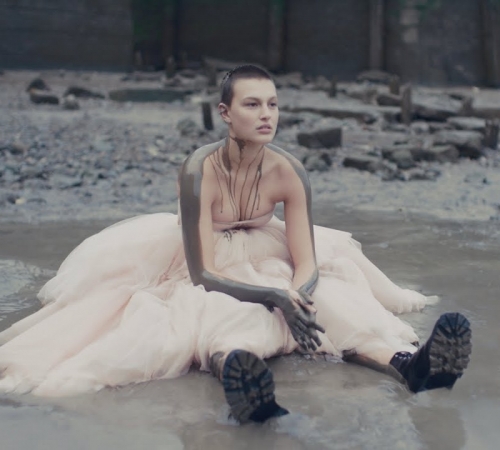 Alexander McQueen и артхаус-режиссер Джонатан Глейзер представили фильм SS21
