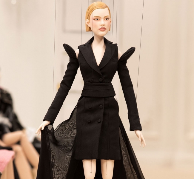 Это надо видеть: Кукольные Анна Винтур, Хэмиш Боулз, Су Джу на показе Moschino SS21
