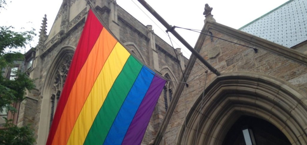 «Оскорбление чувств верующих» или прогрессивность? В шведской церкви появился первый ЛГБТ-алтарь