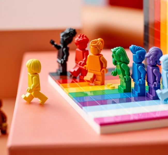 LEGO представили радужный набор, посвященный Pride 2021