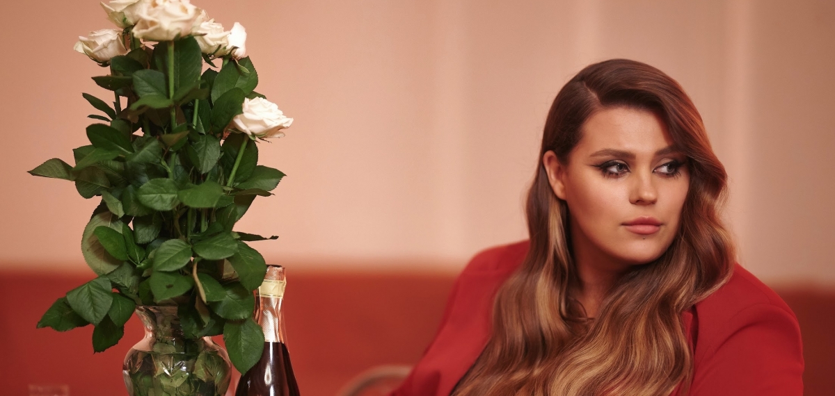 Гостья на Его свадьбе: KAZKA представила клип на сингл «Мало»