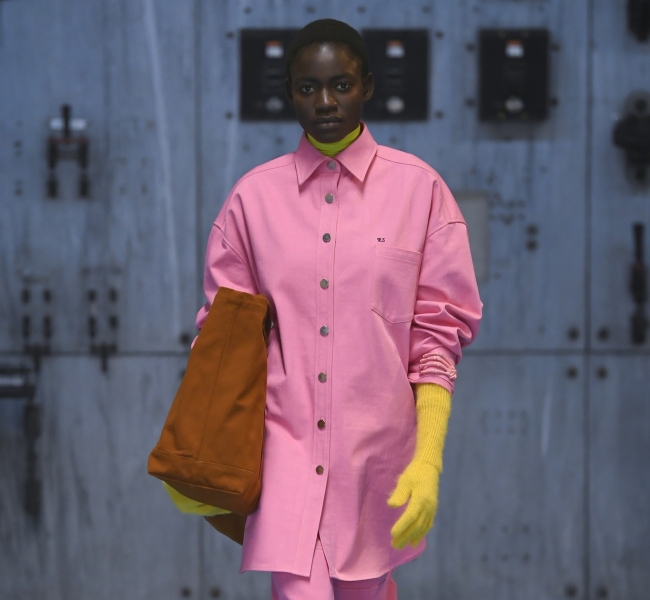 Raf Simons играет с цветом и формулировками свободы в коллекции FW21