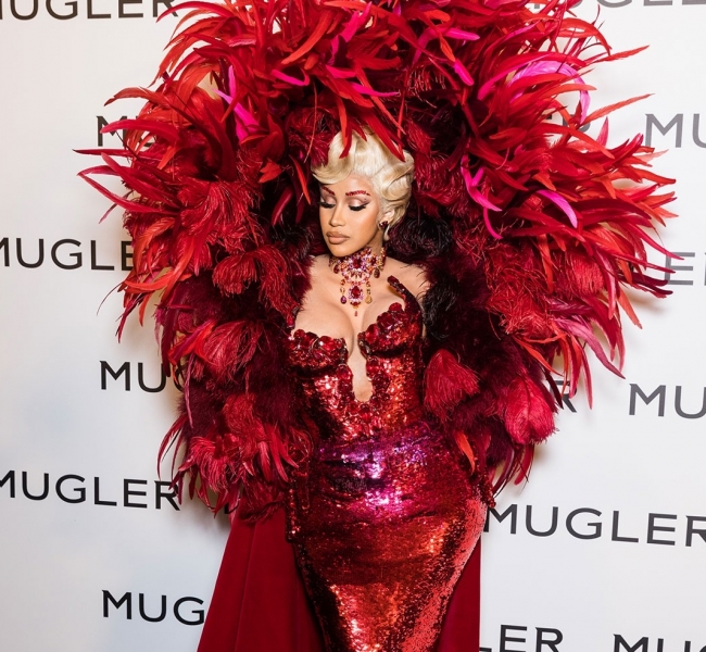 Новая королева гламура: Невероятные образы Cardi B с парижской Недели Моды